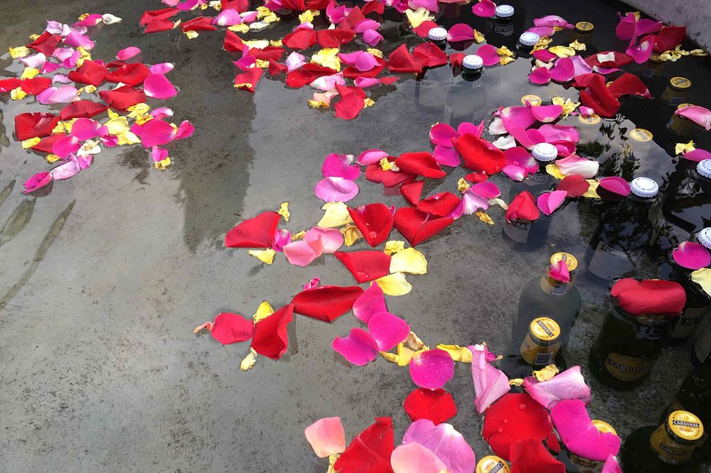 Der Quartier-Brunnen wurde von den Gurtenbühlern mit Rosenblättern gewürdigt.